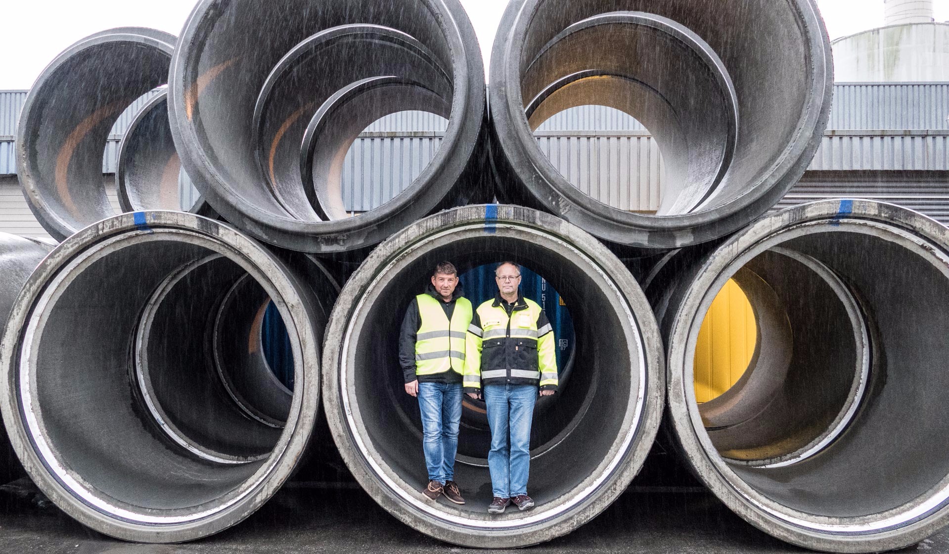 Knug Magne og Oddvar står oppstilt inne i et betongrør med diameter på 2 meter